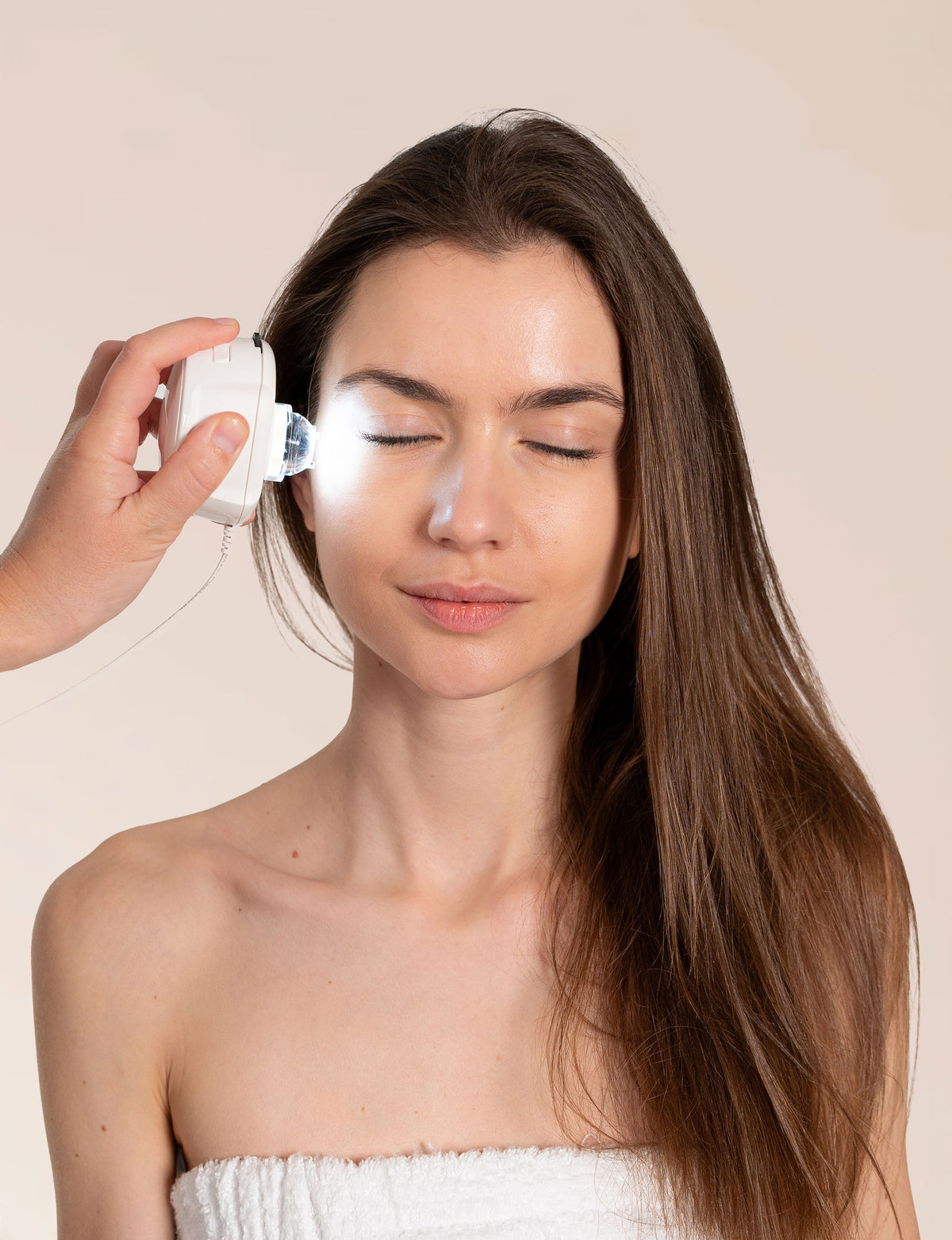 Le Dermascan i.11, avec sa tablette et ses sondes, affichant les conseils produits Simone Mahler